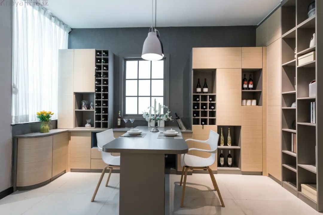 餐邊柜和餐桌融為一體，更節(jié)省空間