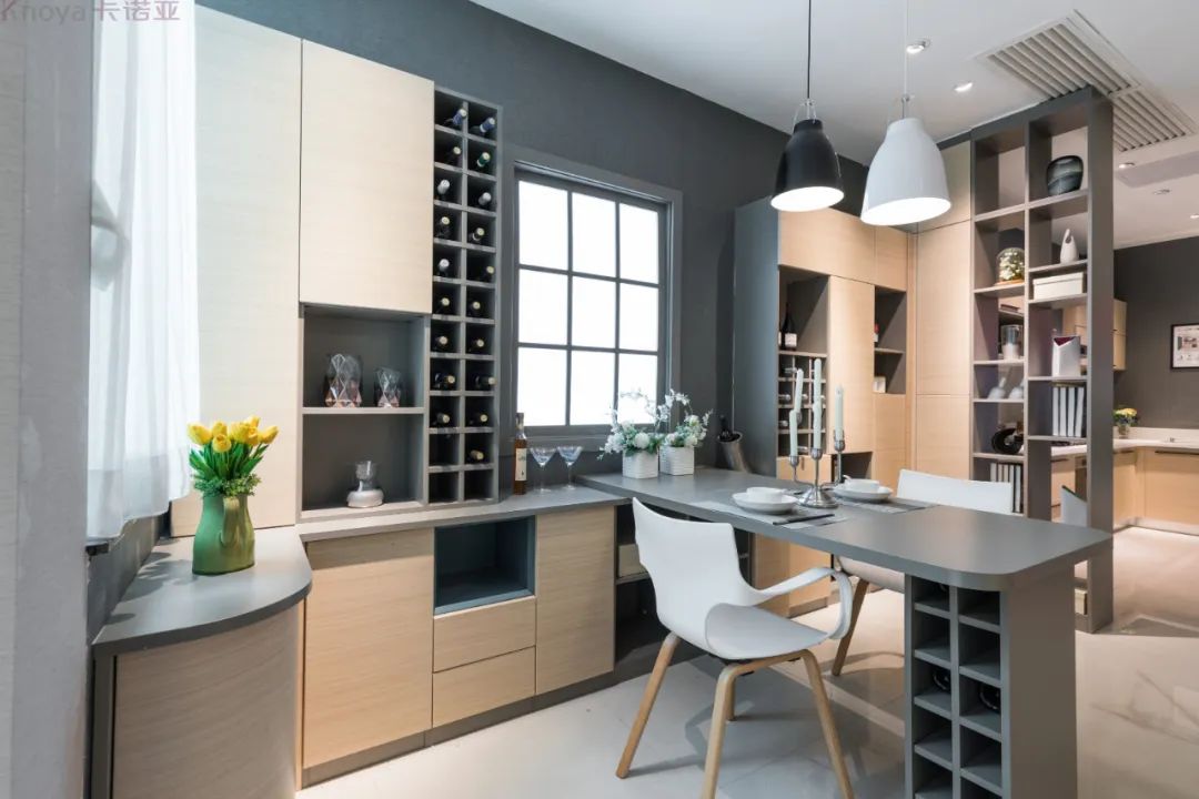 餐邊柜和餐桌融為一體，更節(jié)省空間